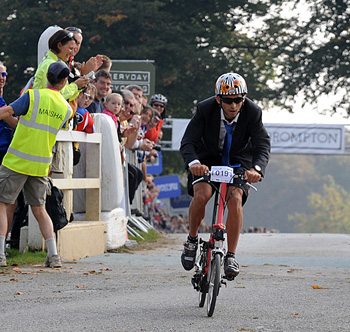 roberto heras on a brompton